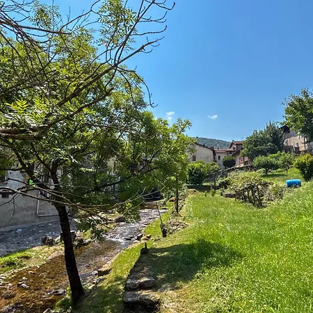 River House 公寓